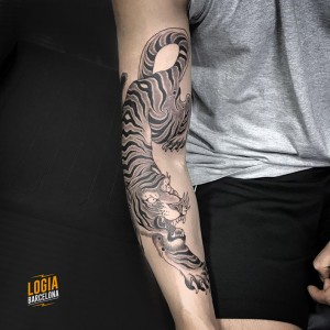 tatuaje_brazo_japones_tigre_Logia_Barcelona_Willian_Spindola 